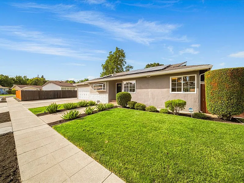 3 bed, 1038 sqft, $4,299 — Photo 3