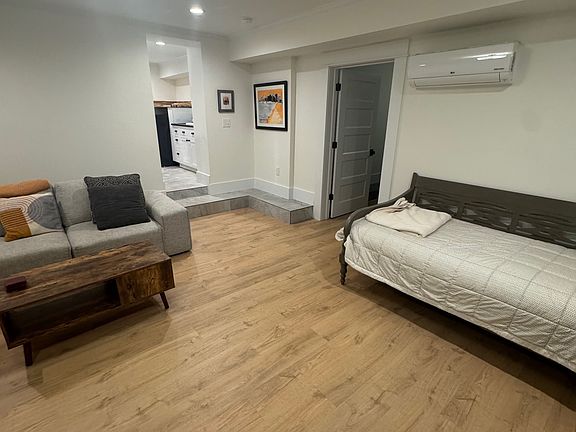 3rd image of 2512 Everett Ave #Basement
