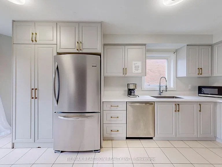8 Estoril St #UPPER — Photo 27