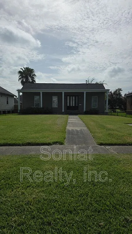 2 bed, 1.0 bath, 1426 sqft, $2,025 — Photo 2