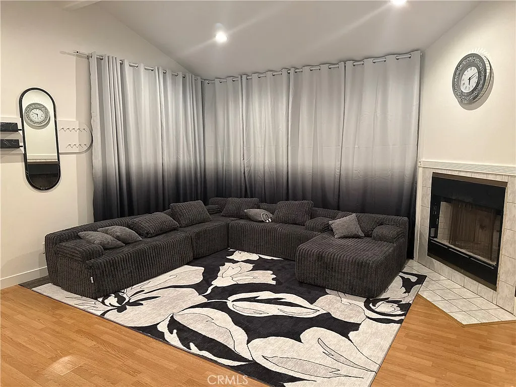 4 bed, 1929 sqft, $4,599 — Photo 4