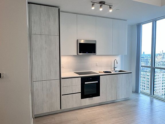 4th image of 400 King St W #2425