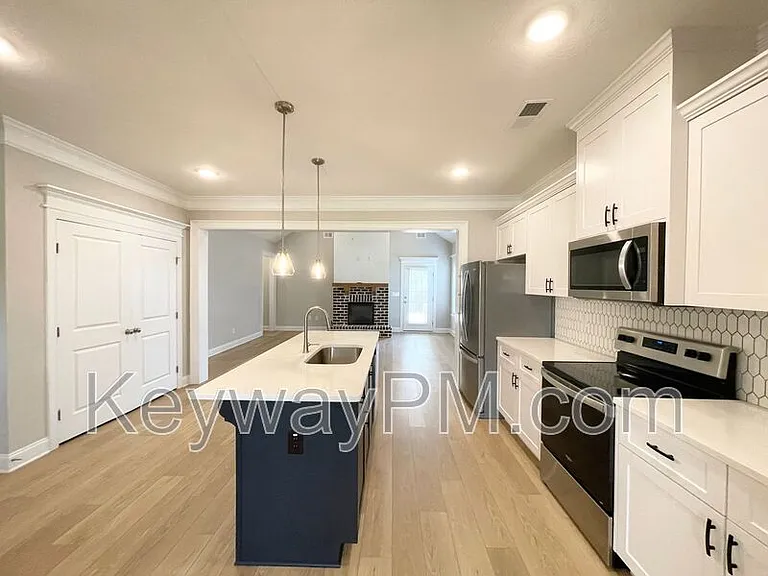 410 Longford St — Photo 5