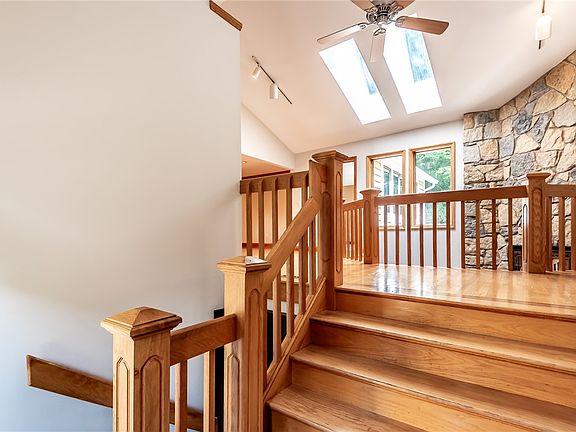 4th image of 180 Eleanor Dr