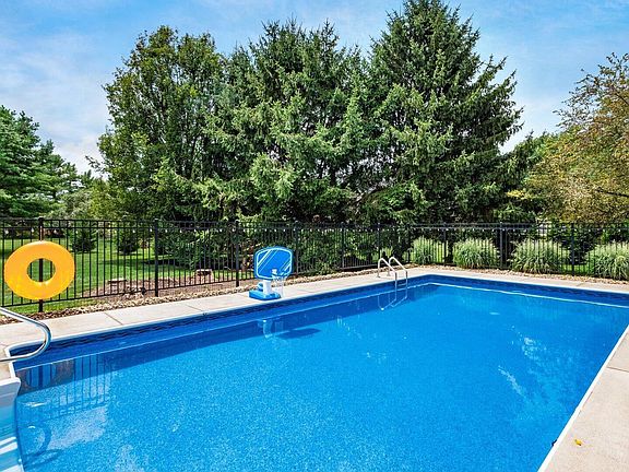 4th image of 324 Longford Dr