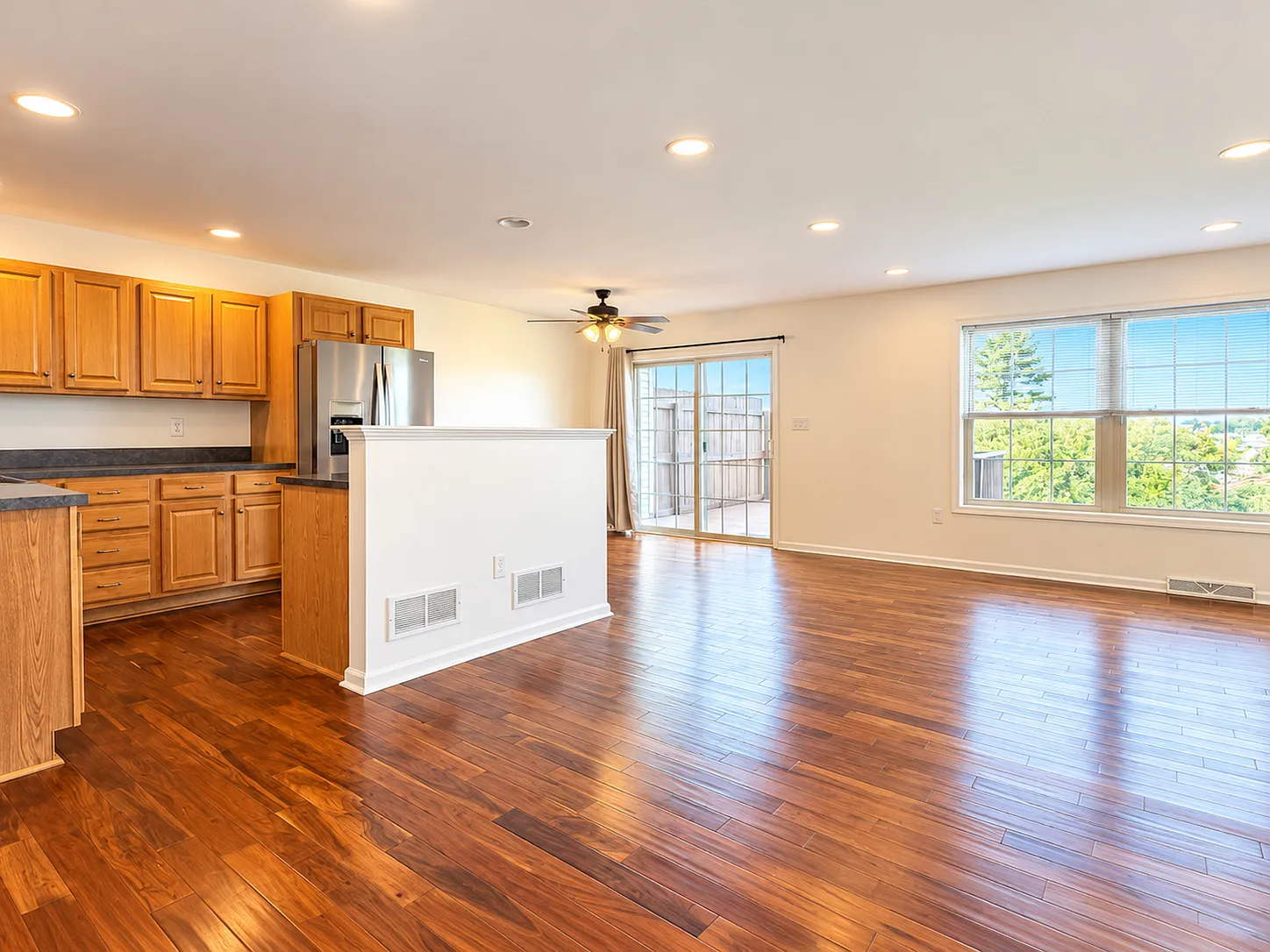 3 bed, 2.5 bath, 1924 sqft, $1,795 — Photo 3