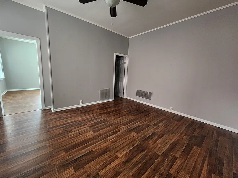 403 W 9th St #4 — Photo 3