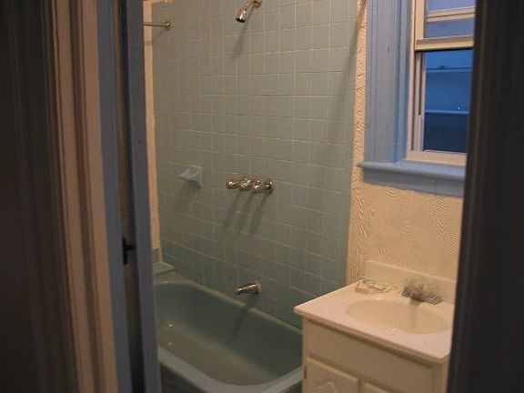 4th image of 2876 Bailey Ave