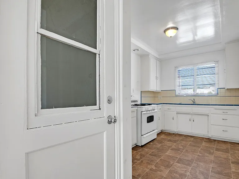 651 Midvale Ave — Photo 19