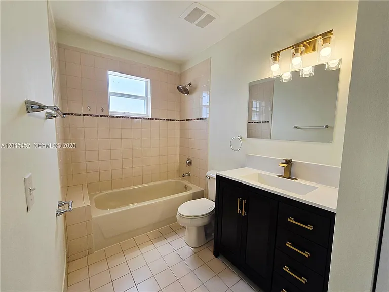 1627 NW 18th St #201 — Photo 8