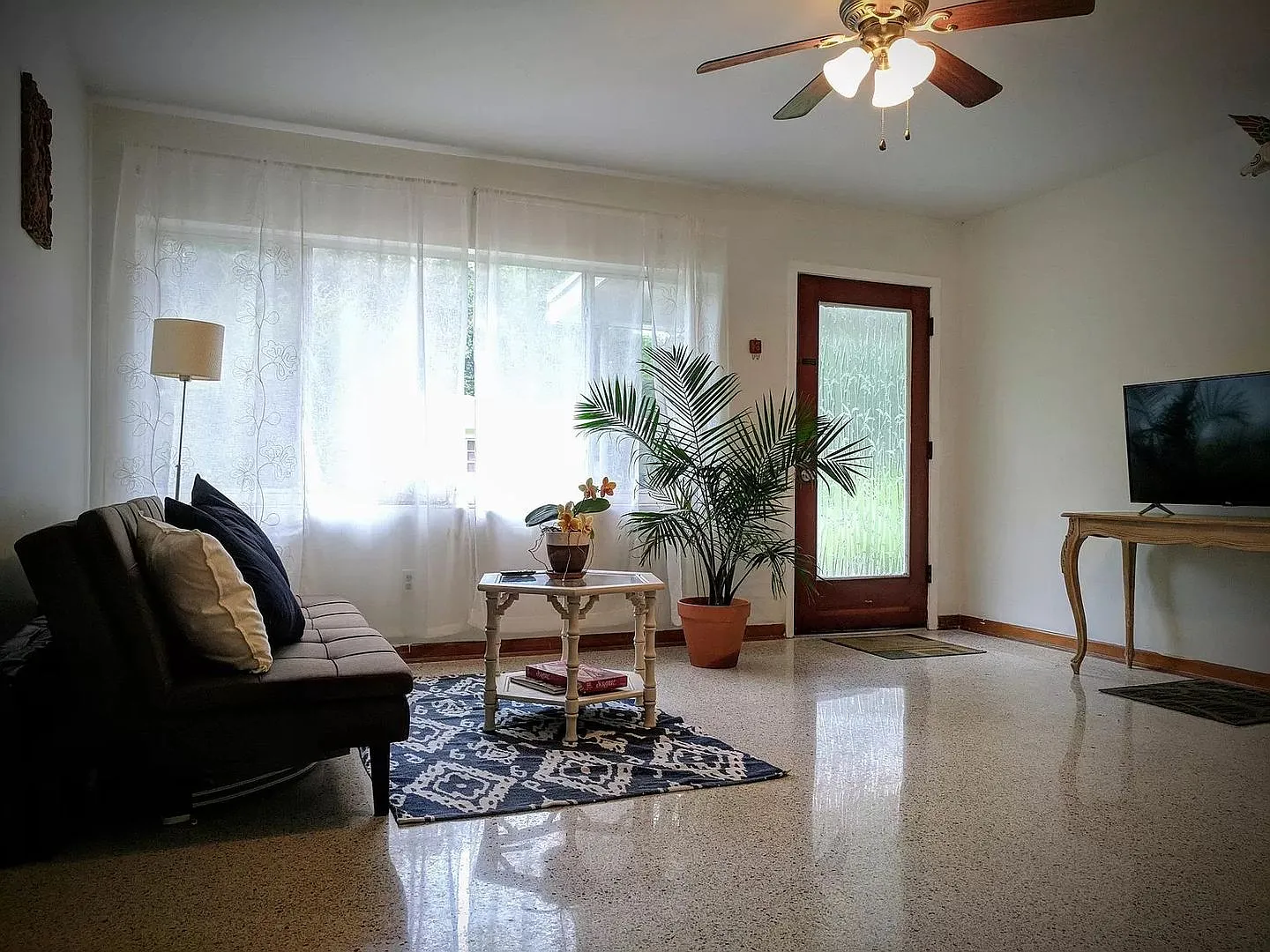 2/1) Experience the charm of this mid-century modern apartment — Photo 2