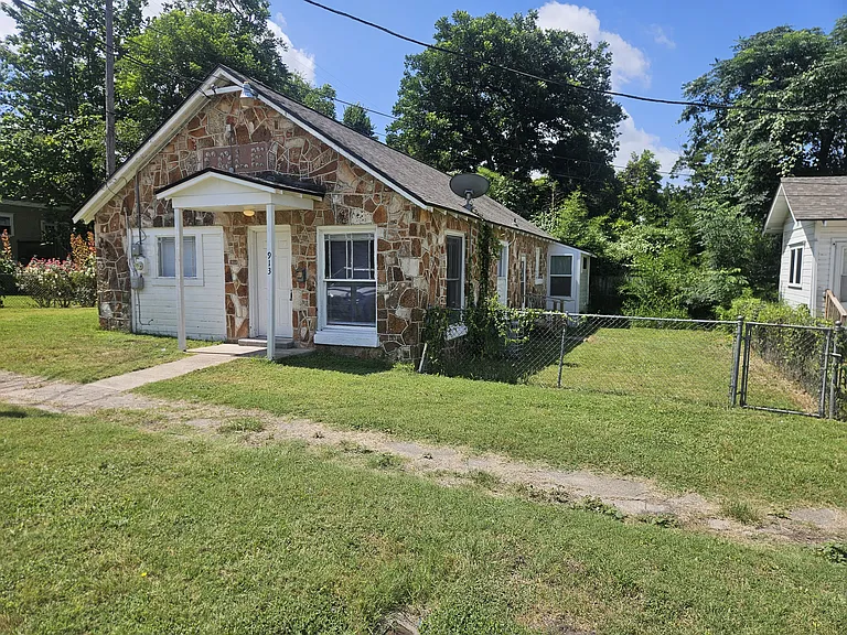 913 W Avenue I — Photo 1