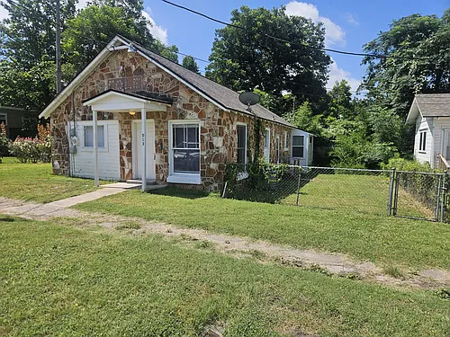 913 W Avenue I Photo 1