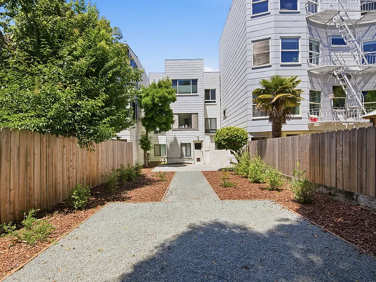 1141 Bay St — Photo 31