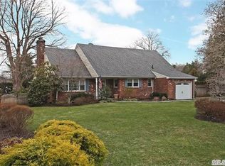 10 Oakridge Dr, Huntington, NY 11743