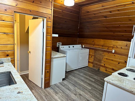 2nd image of 224 Grand St APT 3