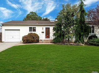 18 Melony Ave, Plainview, NY 11803