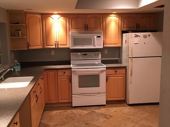 Kitchen is 10x10. The refrigerator has been replaced.