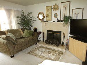 Family room :: 1043 Annapolis Dr.