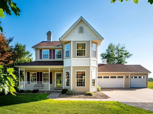 465 Townhall Rd, Germantown Hills, IL 61548