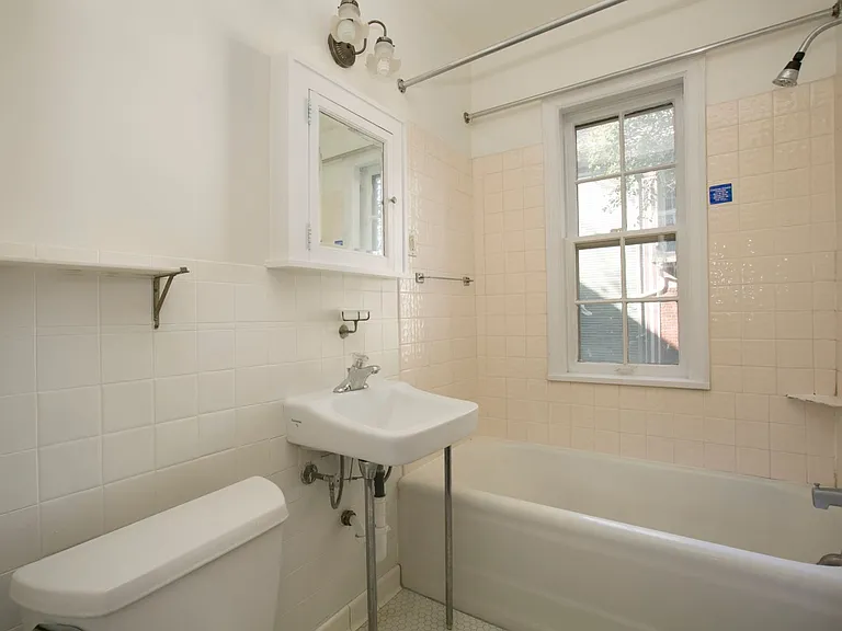 2434 Dupont Ave S — Photo 12