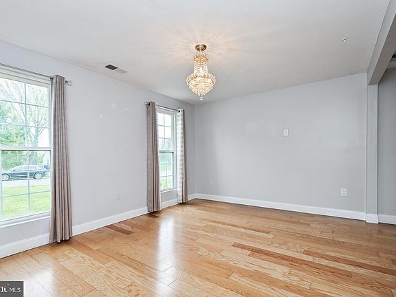 5th image of 823 Mosby Hollow Dr