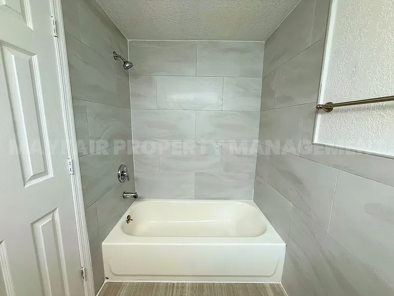 240 SW 8th St #3 — Photo 8
