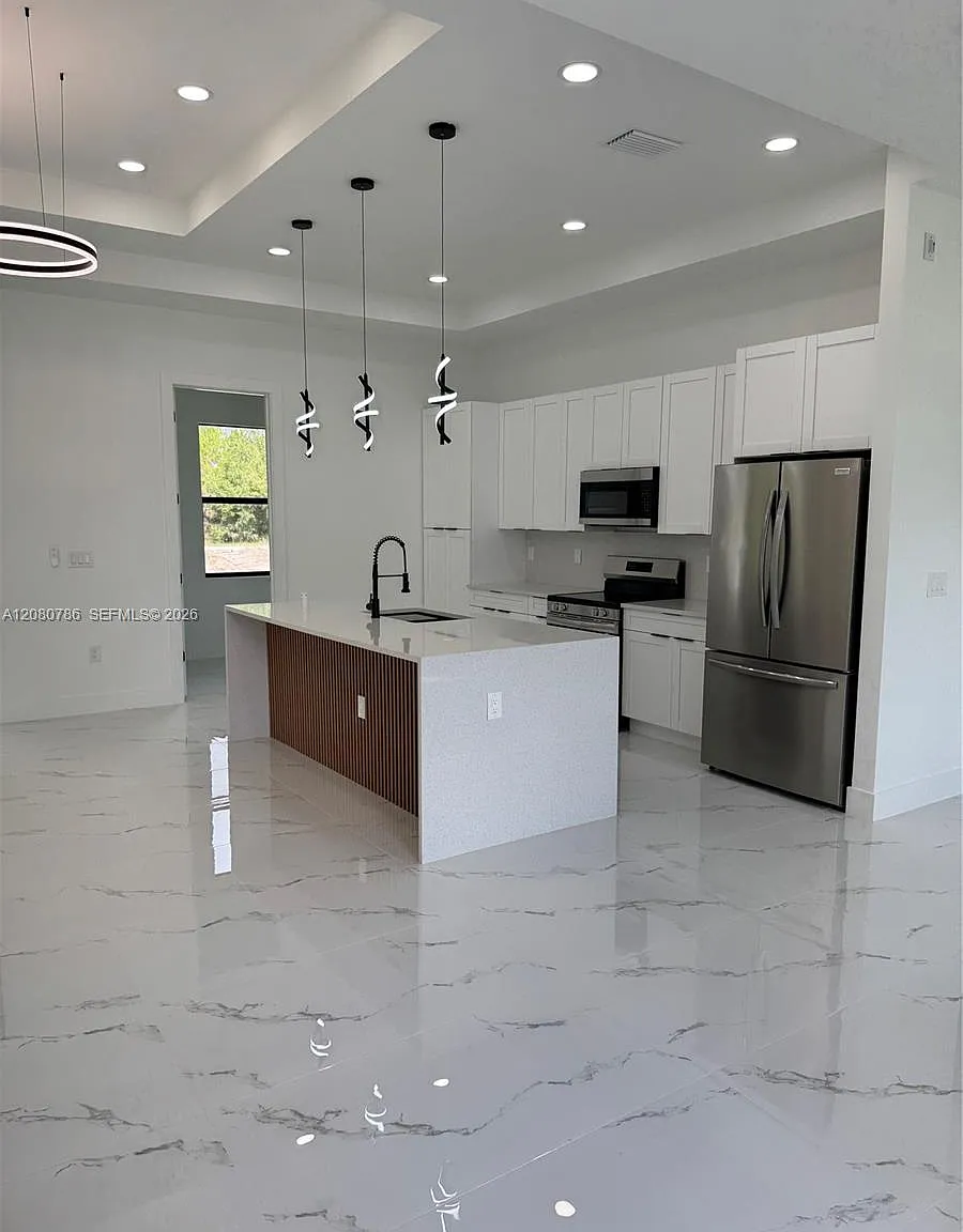 3 bed, 2.0 bath, 1474 sqft, $2,000 — Photo 3