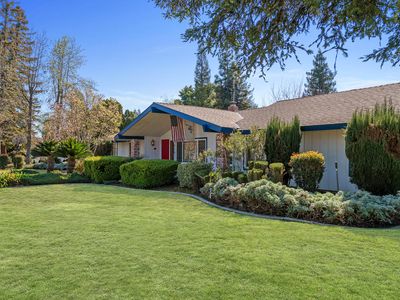 1105 E Paradise Avenue, Visalia, CA, 93292