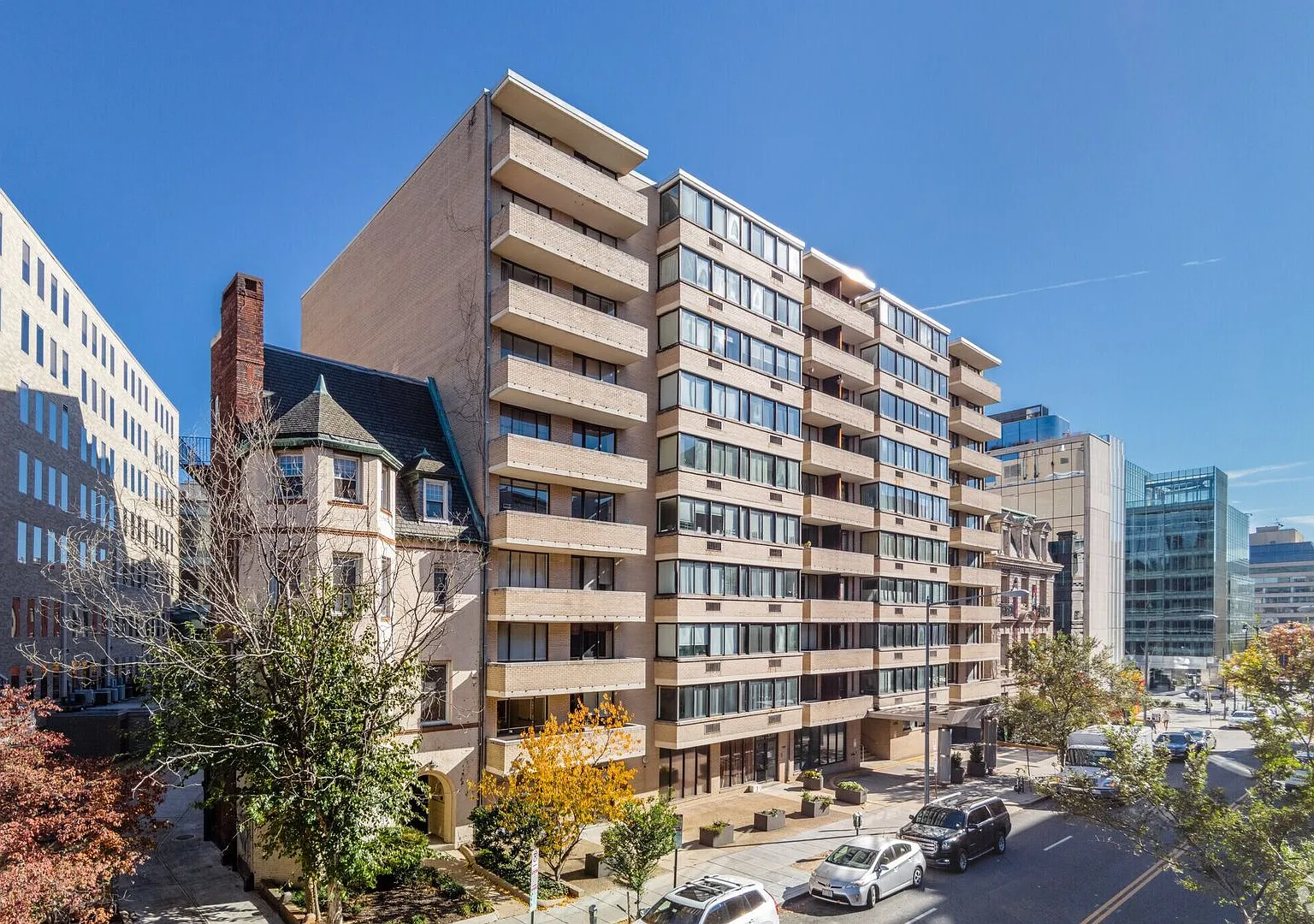 Dupont's Pulchritudinous Palladium 1 bedroom Condo w/ Balcony & Pool. All utilities included. — Photo 1