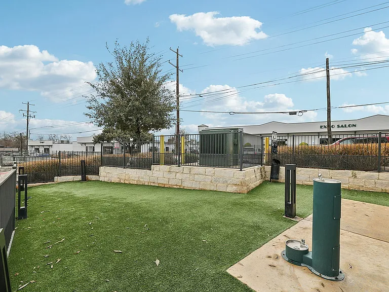 74-web-or-mls-N Lamar Blvd-922