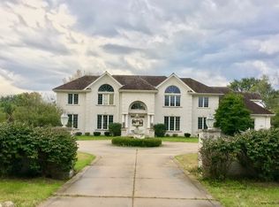 11 Hunt Club Ln, Oak Brook, IL 60523