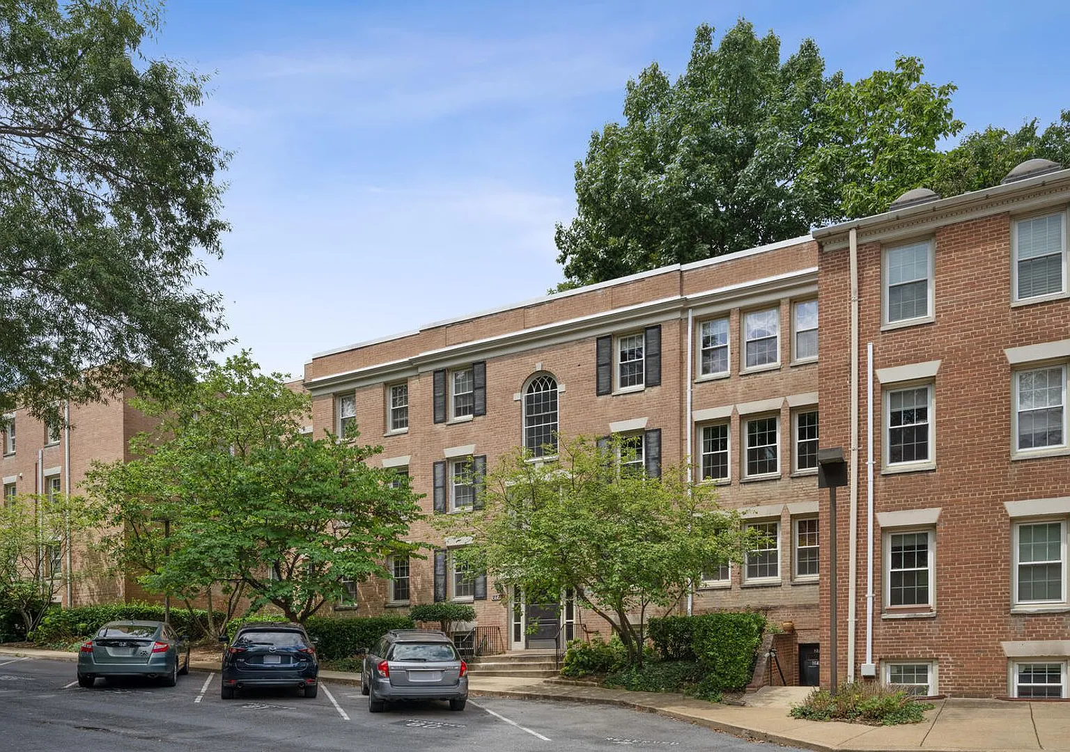 Large, Renovated Apartment Less Than 5 Minute Walk to Cleveland Park Metro! — Photo 1