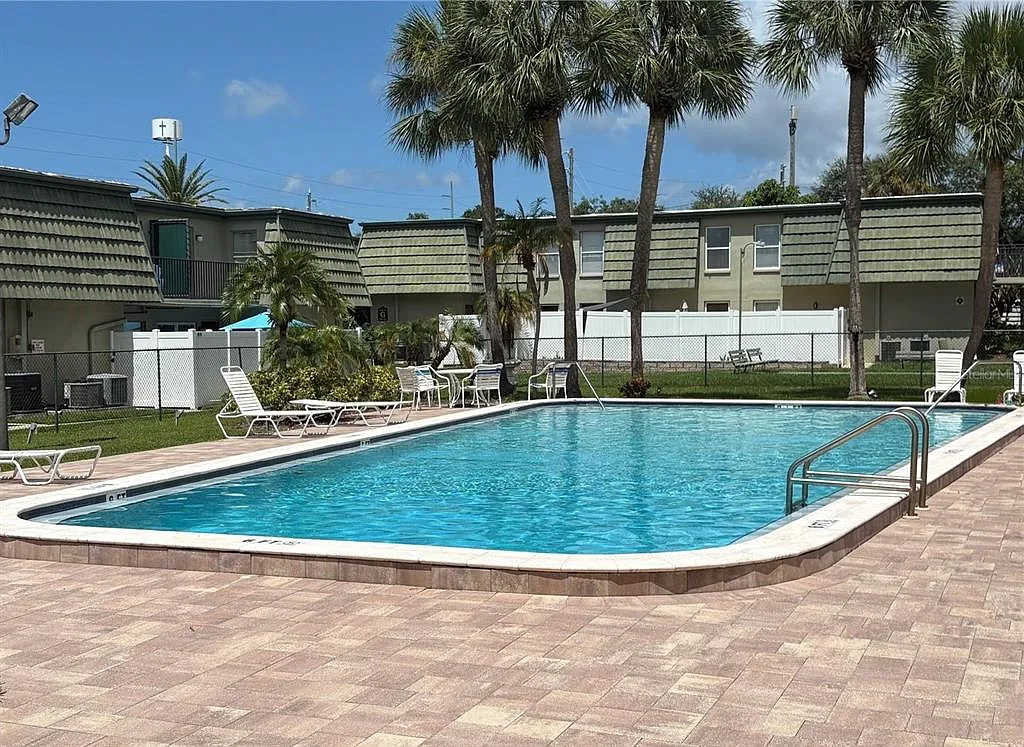 2 bed, 1.5 bath, 813 sqft, $1,375 — Photo 2