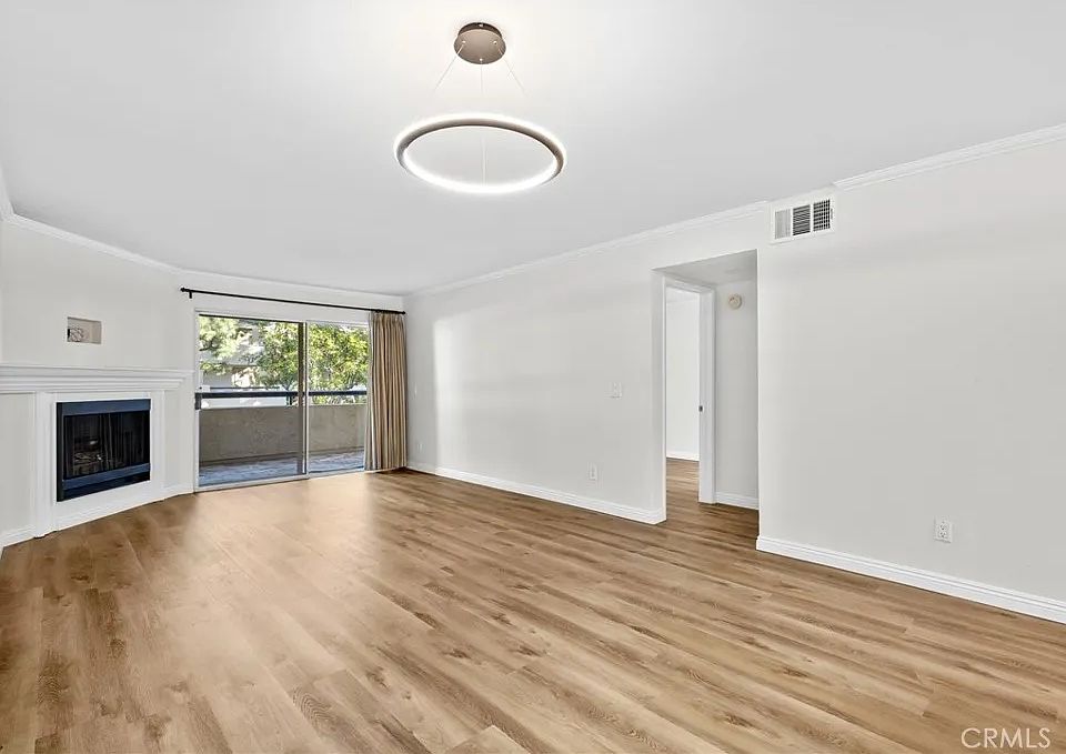 1st image of 5510 Owensmouth Ave APT 129