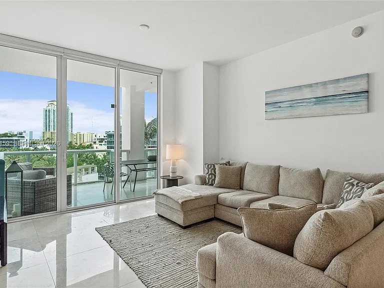 50 S Pointe Dr #805 — Photo 3