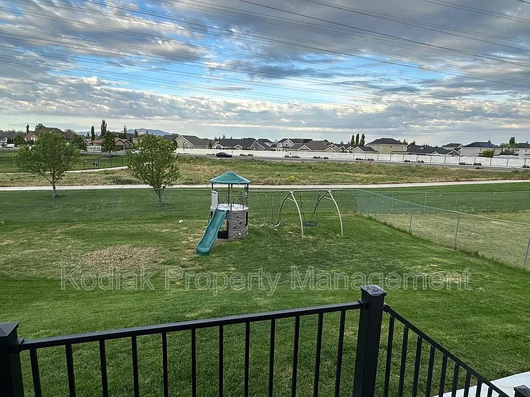 1941 Jenny Ln — Photo 13