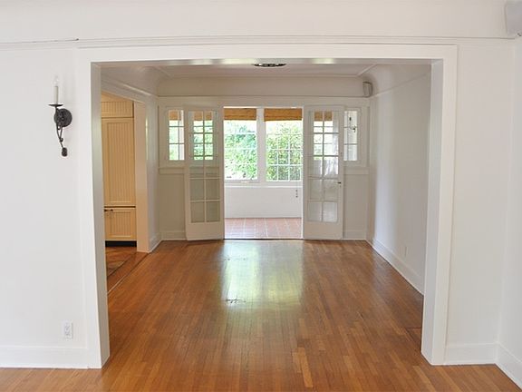 4th image of 841 N La Jolla Ave