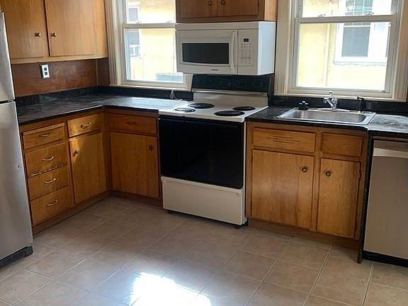 4th image of 56 Kenwood St #2