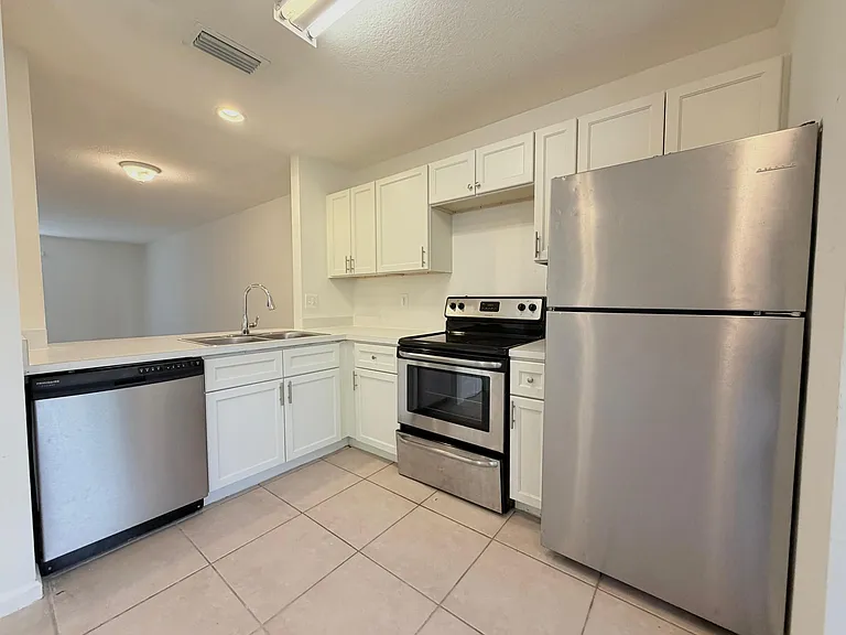 910 Summit Lake Dr — Photo 1