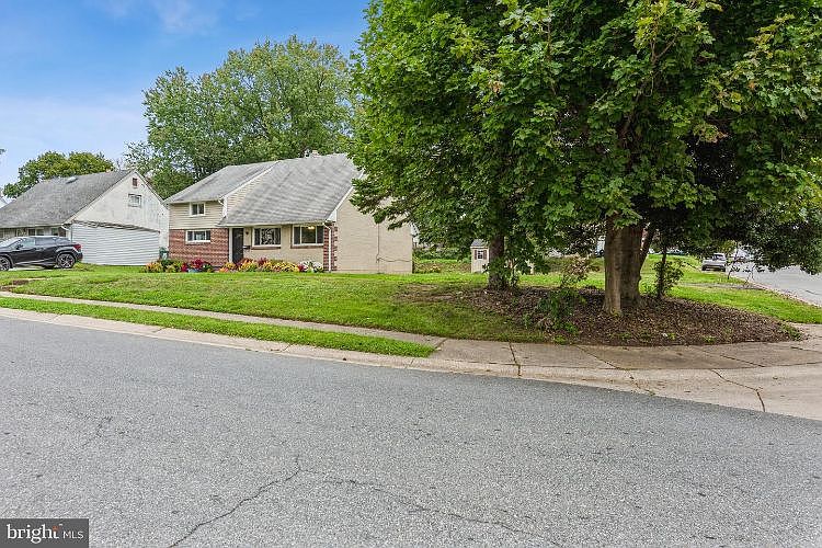 1st image of 1004 E Willow Run Dr