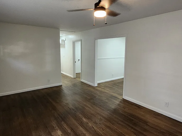 2752 Hawthorne Dr — Photo 2