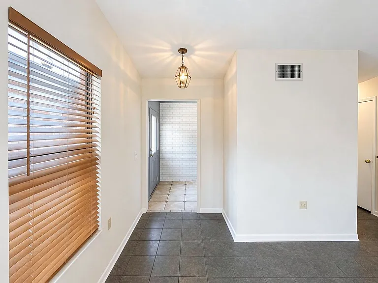 614 Lake Carolyn Cir — Photo 3