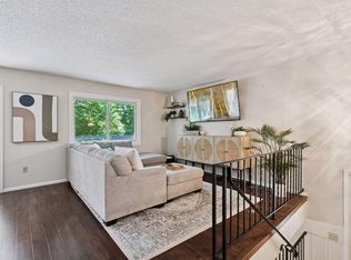 1042 Pontiac Ln, Chanhassen, MN 55317