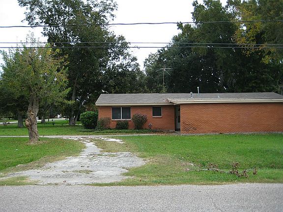 Circular drive in front makes it easy to come and go.