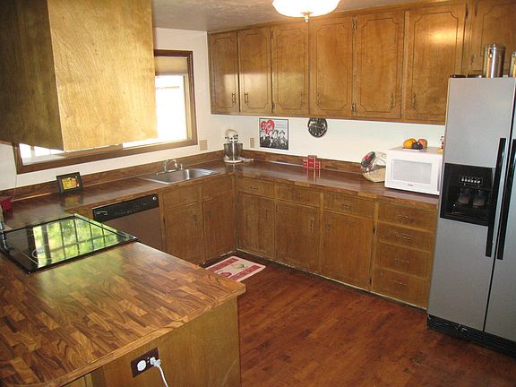 Large Kitchen, New Appliances and lots of storage!