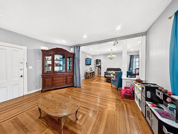 4th image of 40 Lincoln Ave