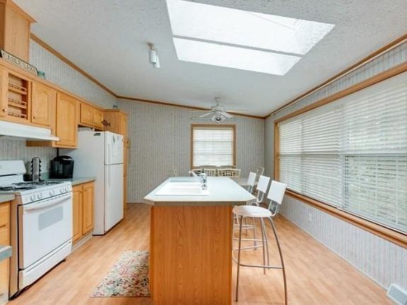 4th image of 32356 Hilltop Dr