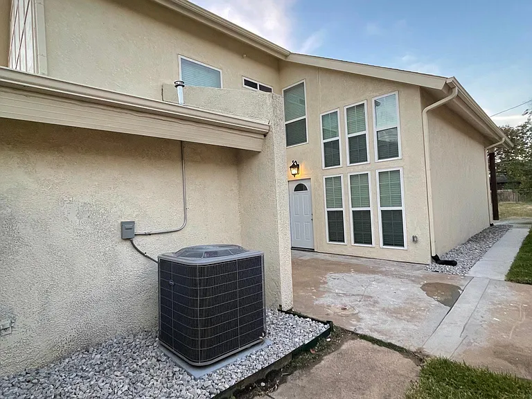 215 W Rochelle Rd — Photo 11