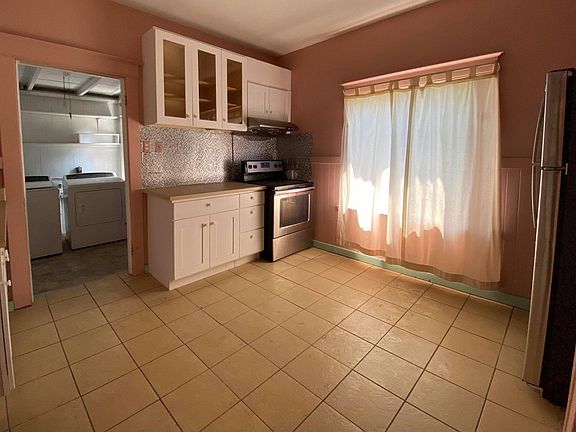 Kitchen, Stove and fridge included